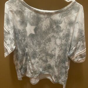 Promesa White and Gray Star Print Short Sleeve Top